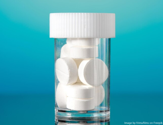 A farmacêutica Gilead atrasou o desenvolvimento de um medicamento inovador para aumentar seus lucros. | Foto: por frimufilms no Freepik