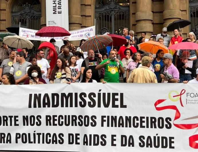 Manifestação contra cortes nos recursos para políticas de aids e saúde