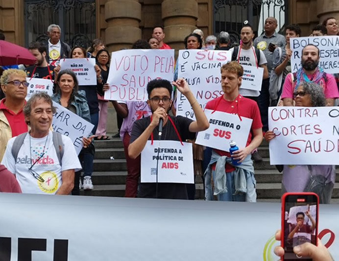 Manifestação contra cortes nos recursos para políticas de aids e saúde