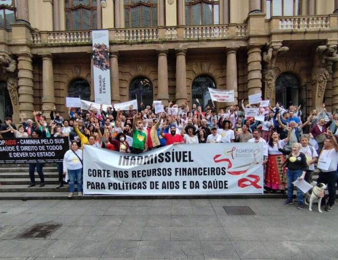 Manifestação contra o corte nos recursos financeiros para políticas de aids e da saúde | Foto: Agência Aids