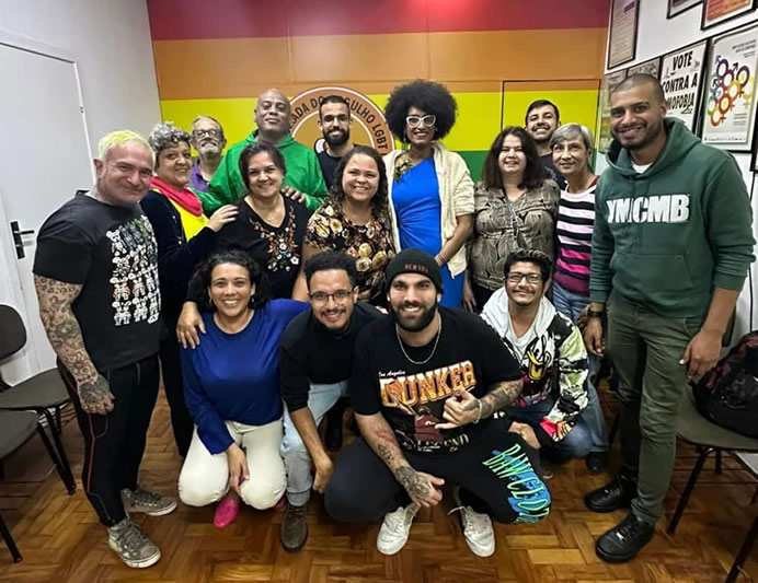 Membros do movimento de luta contra o HIV/Aids, da APOLGBT-SP, ativistas, criadores de conteúdo digital e a CoDeputada Estadual Carolina Iara | Foto: Talita Martins