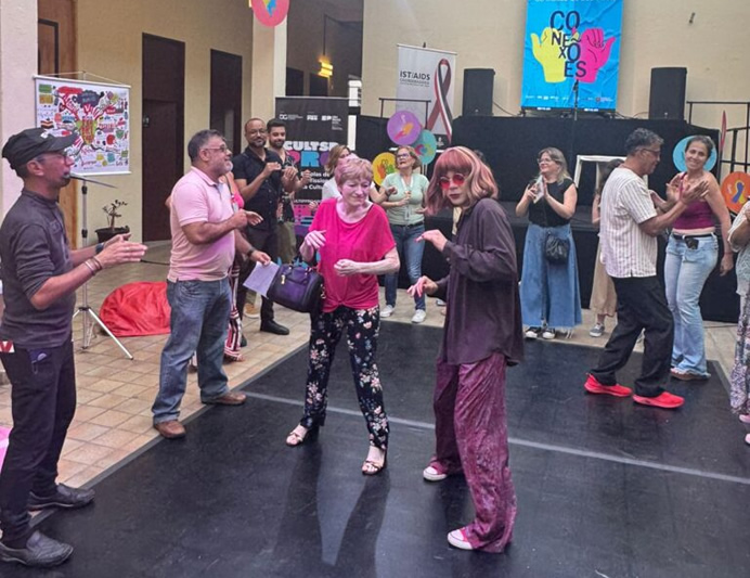 Artista e performer Donatella, do Grupo Pela Vidda São Paulo, homenageia Rita Lee
