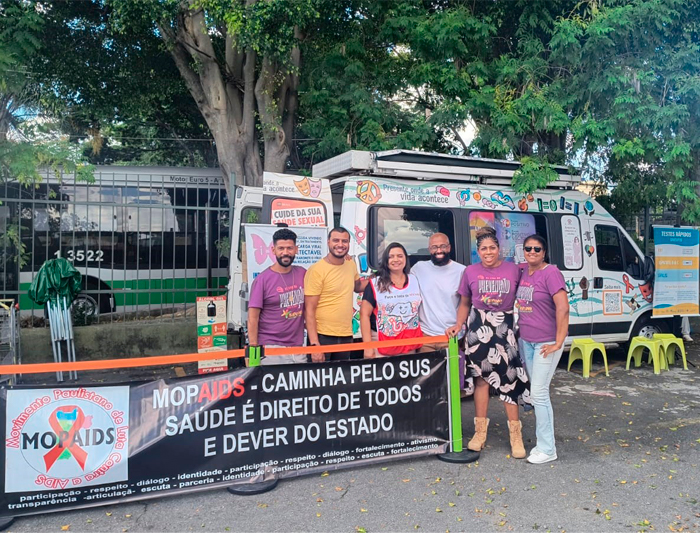 integrantes do mopaids durante ação no dia de combate à tuberculose diante da van consultório do instituto cultural barong