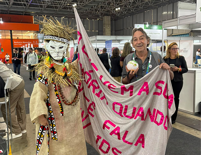Integrantes da Sociedade Civil durante a 26ª Conferência Internacional de Aids 2026 reforçam a defesa do acesso universal às novas tecnologias de prevenção e tratamento do HIV.